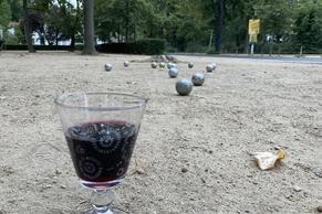 Foto einer Boccia-Runde mit Wein hinter dem Pavillon im Freien.