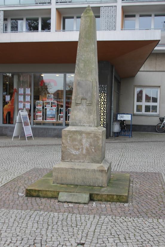 Postmeilensäule in der Hauptstraße, nahe der St. Katharinenkirche.