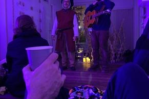 Foto in Lila Licht von einem Minikonzert im Pavillon.