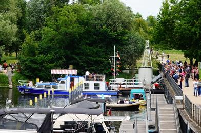 Foto des Packhofkais in Richtung Historischer Hafen mit Besuchern.