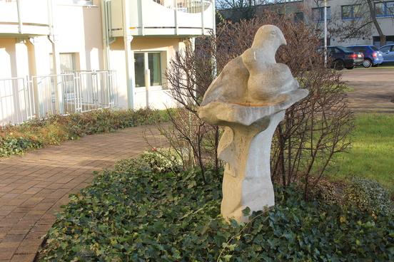 Foto des Vogelpaares auf einer Steinsäule.