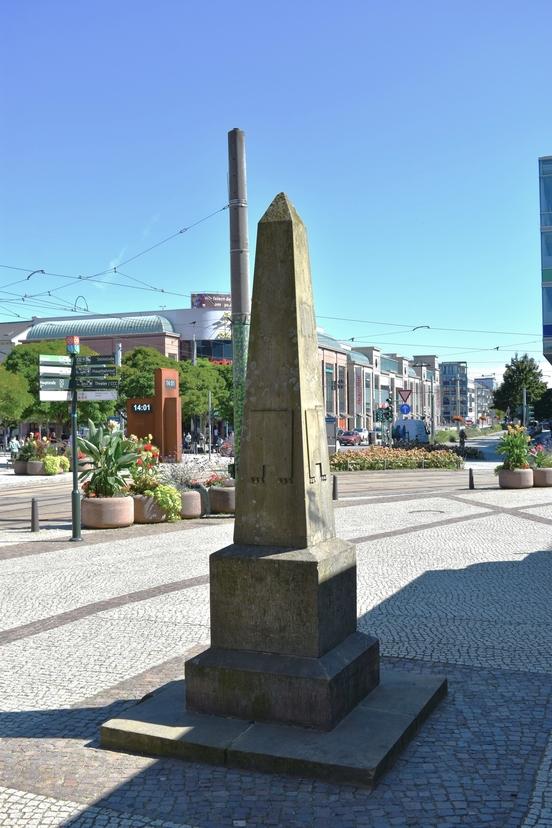 Postmeilensäule in der Hauptstraße, nahe der St. Katharinenkirche