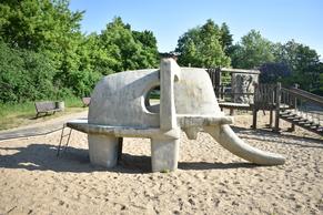 Foto des Elefanten auf dem Spielplatz Nord. Der Rüssel ist eine Rutsche.