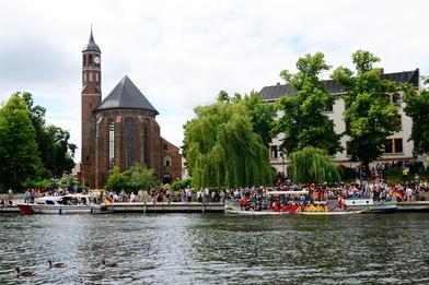 Foto der Havel, im Hintergrund Salzhofufer und St. Johanniskirche zu sehen.