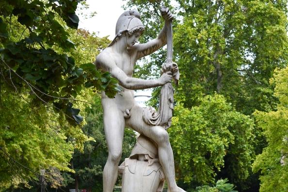 Paris beim Bogenschießen