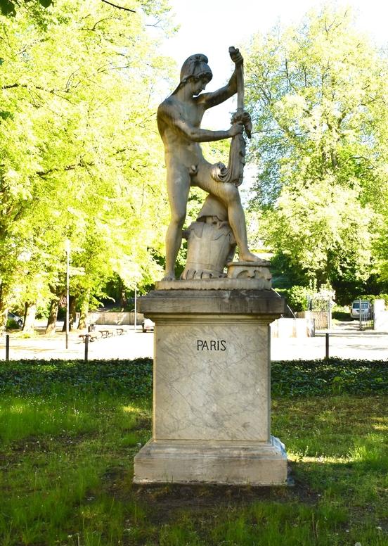 Paris beim Bogenschießen