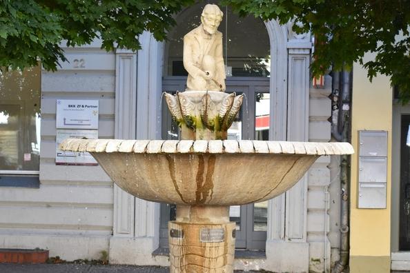 Barbiers Fritze Bollmann auf dem Brunnen in der Hauptstraße