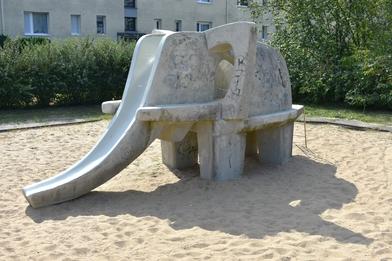 Foto des Elefanten auf dem Elefantenspielplatz. Der Rüssel ist eine Rutsche.