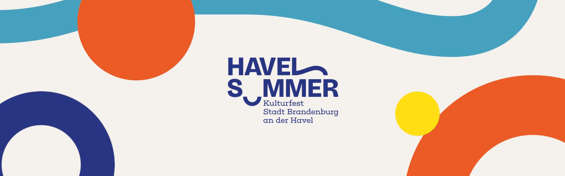 Logo des Havelsommers in blau. Im Hintergrund die Elemente des Designs: Kreise, hohle Kreise und Welle in den Farben orange, hellbalu, blau und gelb.