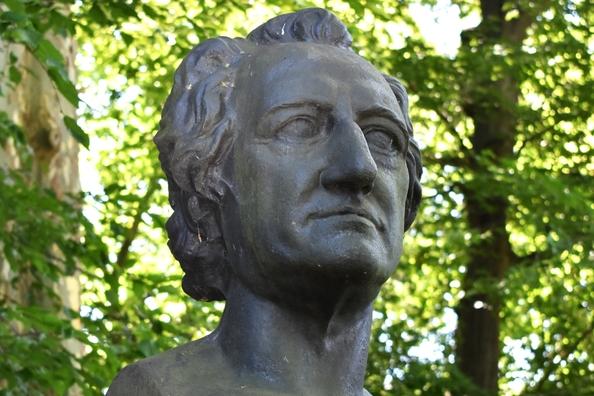 Goethe Büste auf einem hohen Sockel