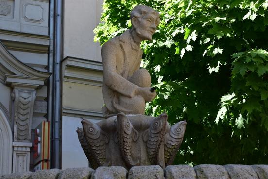 Foto des Barbiers Fritze Bollmann am Brunnen in der Hauptstraße.