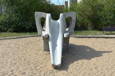 Foto des Elefanten auf dem Elefantenspielplatz. Der Rüssel ist eine Rutsche.