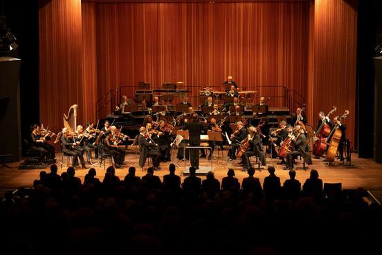 Bild zeigt das Orchester im Großen Haus des Theaters.