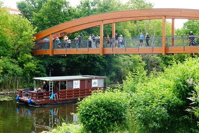 Foto der Holzbrücke am Dom und Gästen die darauf stehen und den Klängen lauschen.