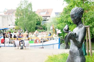 Foto des Packhofufers mit Undine Skulptur
