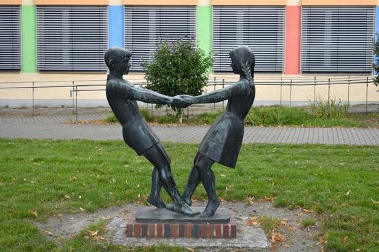 Tanzende Kinder vor der Luckenberger Grundschule