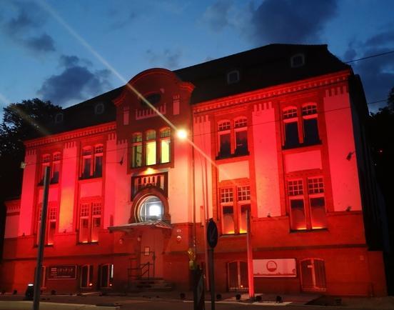 Ansicht vom Haus der Offiziere bei Nacht, es wird rot angeleuchtet