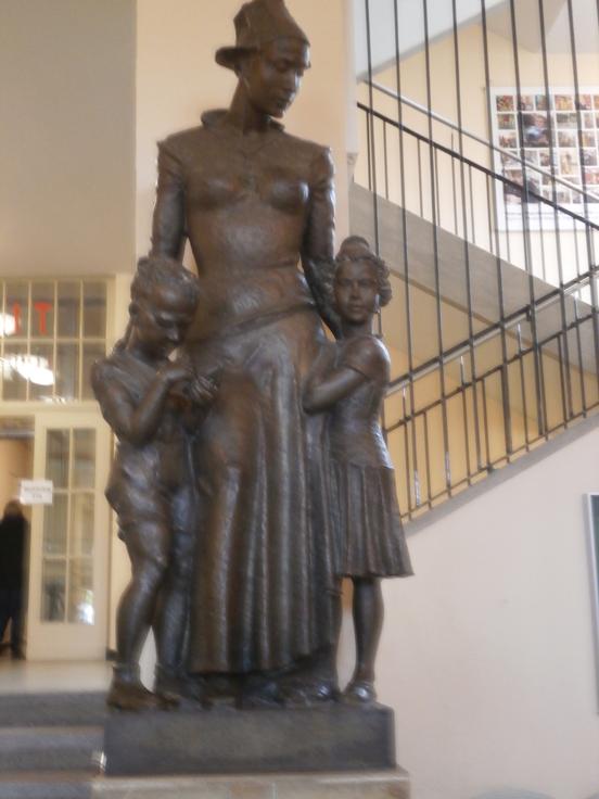 Foto der Bronzeskulptur in der Havelschule, Flurbereich.