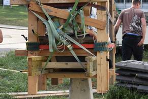 Foto des Abladens und Ausrichtens der Skulptur nach der Restauration.
