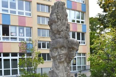 Menschensäule: Übereinander gestapelte Menschen-Köpfe.