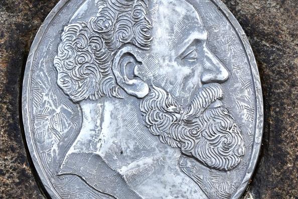 Foto des Findlings mit dem Bronze-Relief in der Mitte oben
