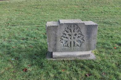 Foto der zwei quaderähnlichen Steine mit ornamentartigen Verzierungen an der Seite.