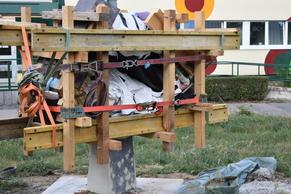 Foto des Abladens und Ausrichtens der Skulptur nach der Restauration.