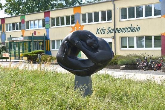 Foto der restaurierten rangelnden Panther.