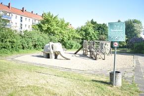 Foto des Elefanten auf dem Spielplatz Nord. Der Rüssel ist eine Rutsche.