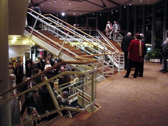 Fotos des Foyers und Eingangsbereiches des Theaters. Unten die Garderobe, oben in Richtung Bar.