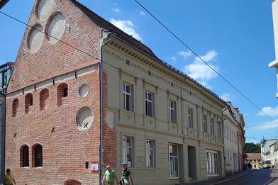 Foto der Giebelansicht des Gotischen Hauses, Blickrichtung aus der Ritterstraße, mit Blick auf den Schneuß.
