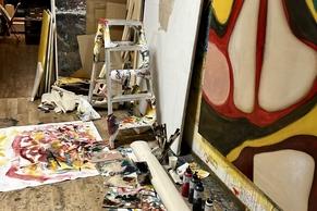 Foto einer bunt bemalten Wand im Aterlier BareMünze.