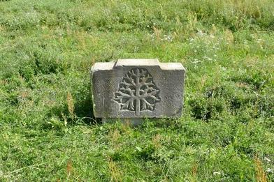 Foto der zwei quaderähnlichen Steine mit ornamentartigen Verzierungen an der Seite.