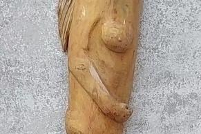 Foto einer Holzskulptur, in organischen Formen.