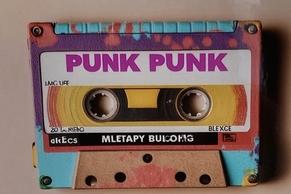 Foto einer Kassette mit der Aufschrift "Punk" in knalligen Farben.