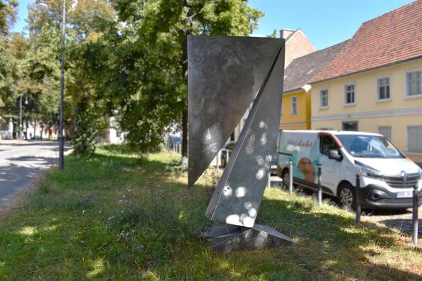 Abstrakte Skulptur, die in der Mitte diagonal gespalten ist.