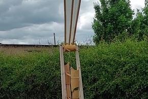 Foto einer Holzskulptur.