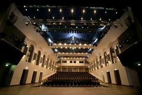 Bild des Großen Hauses im Brandenburger Theater, mit Blick auf die Bühne von den Zuschauerrängen.