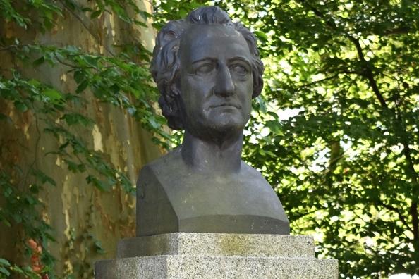 Goethe Büste auf einem hohen Sockel