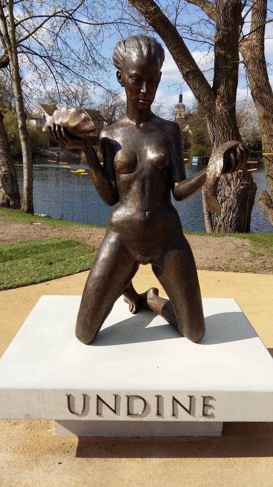 Undine Skulptur auf der Landzunge am Packhof.