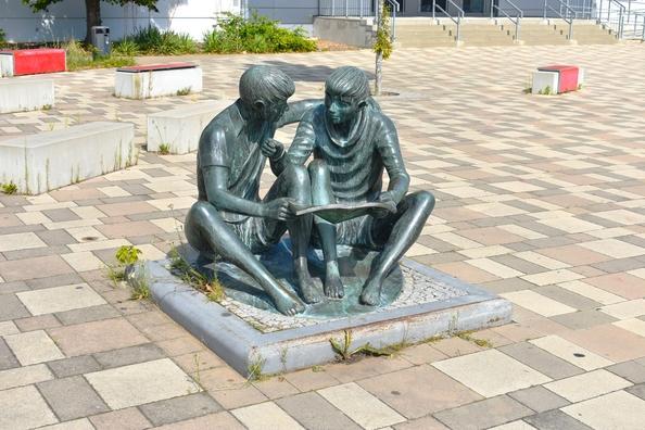 Zwei lernende Knaben vor dem Berthold-Brecht-Gymnasium