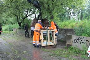 Foto vom Abbau der Skulptur zur Abtransport für die Restauration.