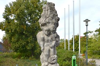 Menschensäule: Übereinander gestapelte Menschen-Köpfe.