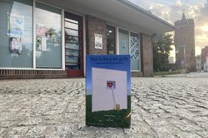 Foto eines Flyers aufgestellt vor dem Pavillon.