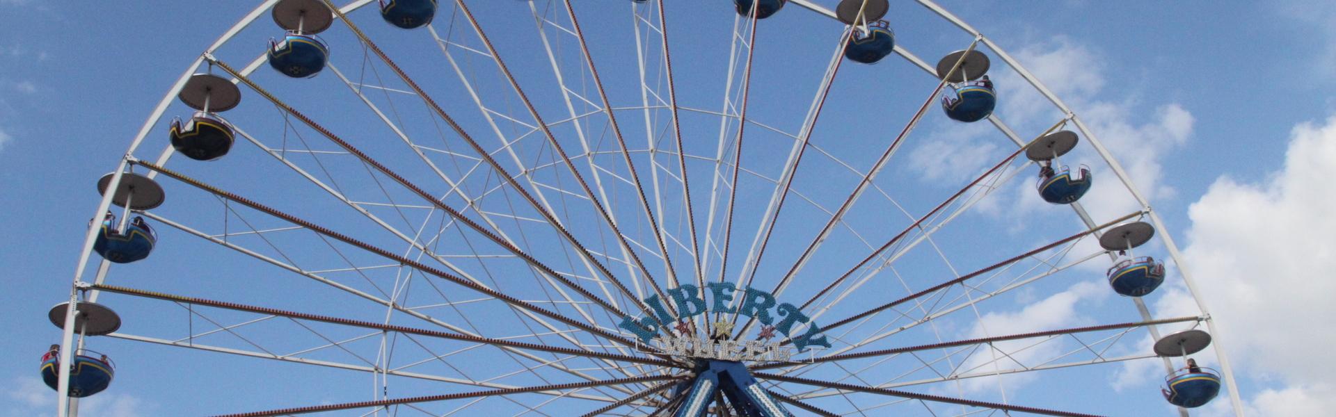 Riesenrad vor strahlend blauem Himmel zum Havelfest.