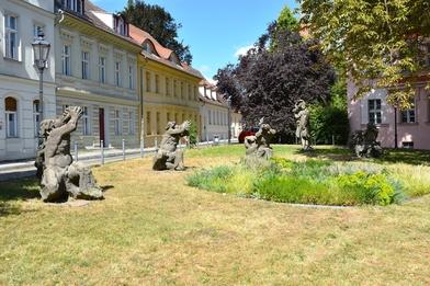 Die schöne Galatea und die Tritonengruppe in einem Halbkreis aufgereiht