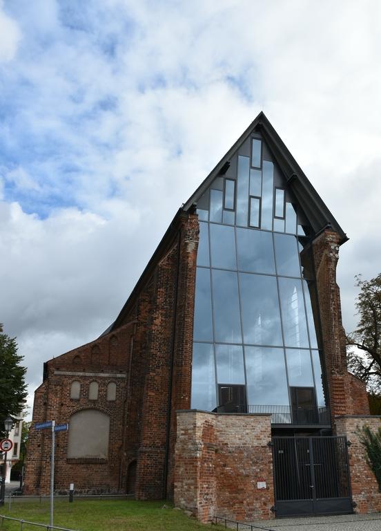 Die St. Johanneskirsche ist eine historische Kirche, die im gotischen Stil erbaut wurde. Sie beeindruckt mit ihrer imposanten Architektur.
