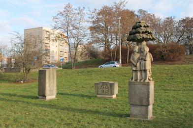 Foto des Skulpturenensembles Freundschaftsbaum und der zwei quaderähnlichen Steine.