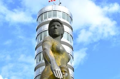 Mutter-Kind Skulptur mit Friedenswarte im Hintergrund