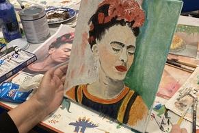 Gemälde eines Frauenkopfes.